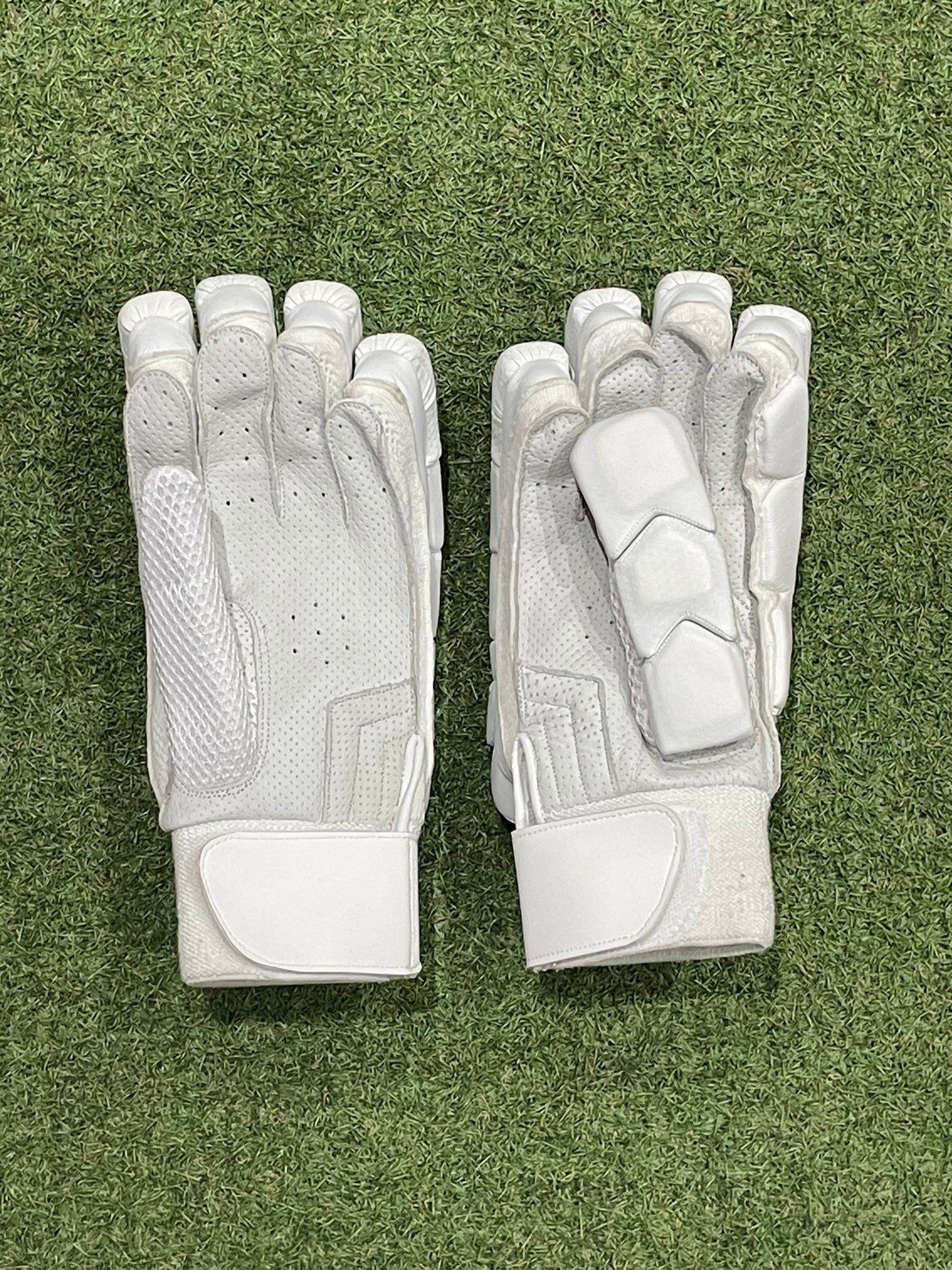Unbranded gloves