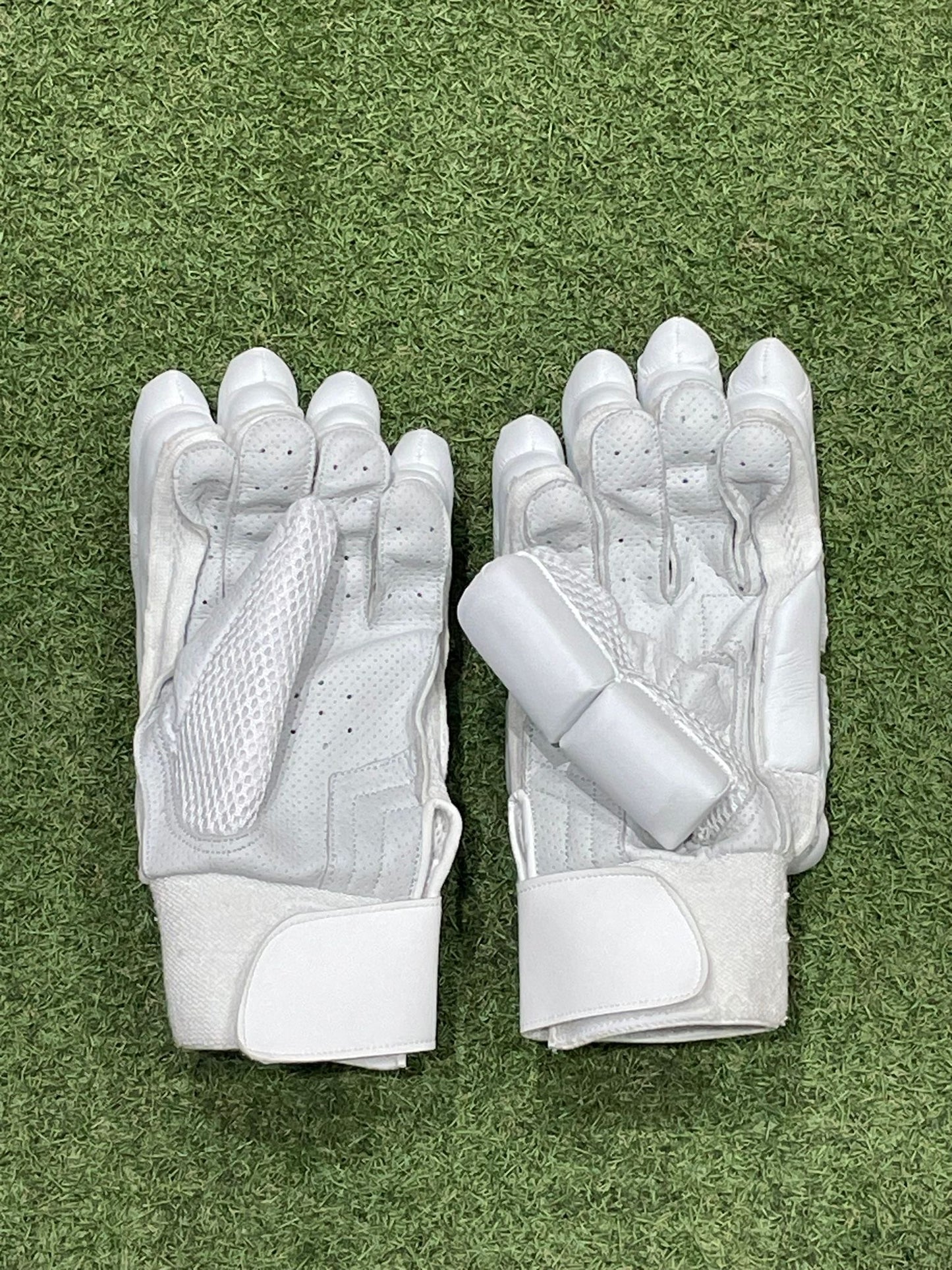 Unbranded gloves